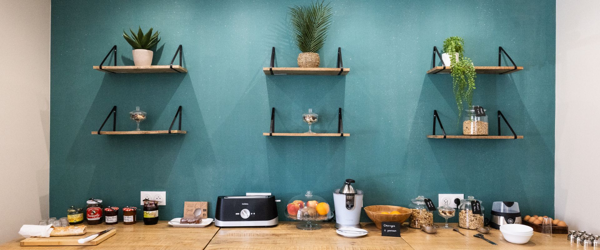 space détente et décoration soignée d’un Almaya Boutique Hotel