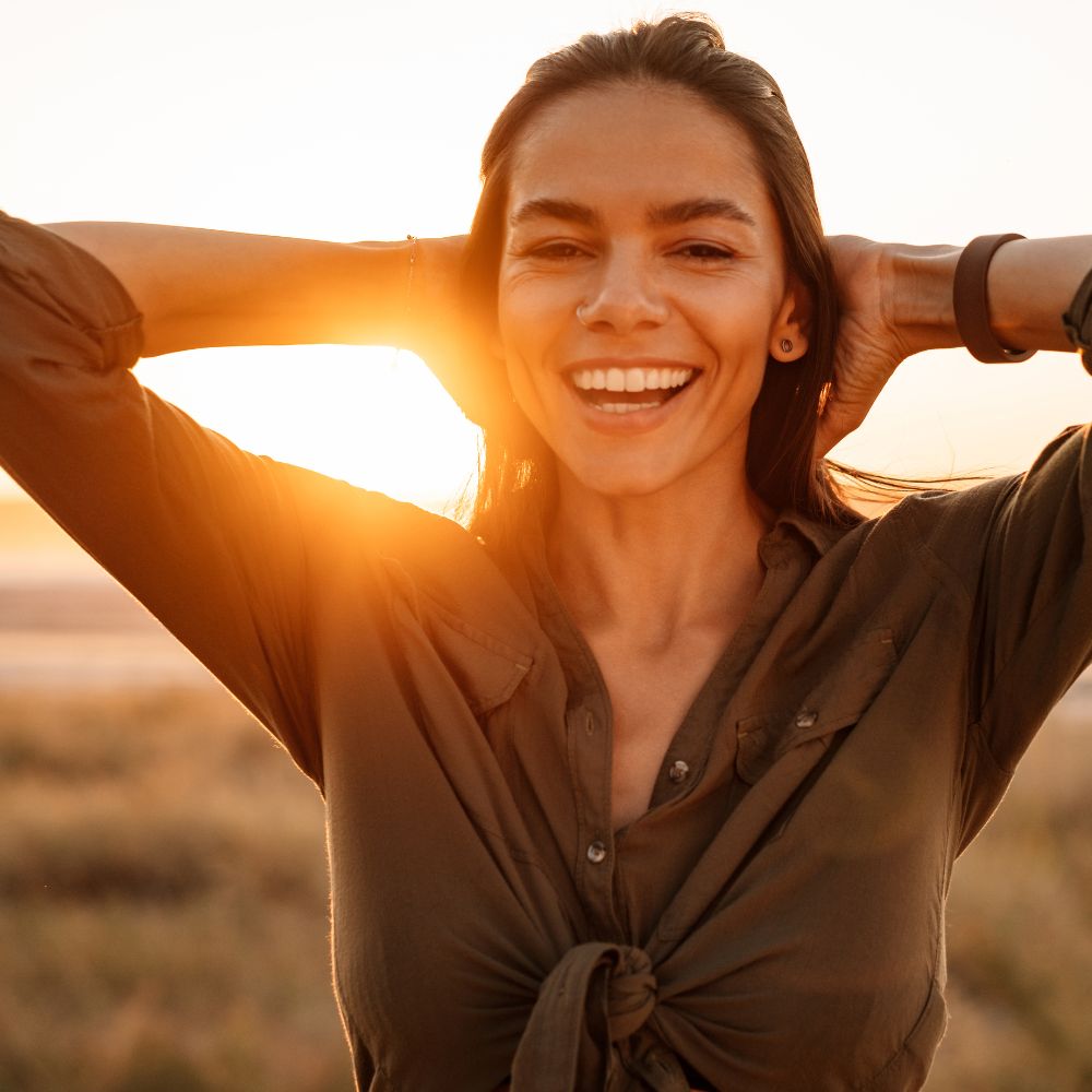 Sourire au soleil, symbole de l’accueil sincère et bienveillant d’Almaya Boutique Hotels
