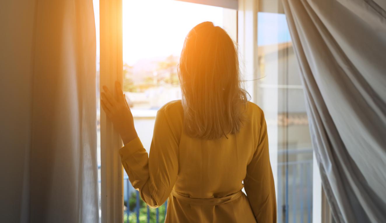 Lumière du matin sur une chambre apaisante d’un hôtel Almaya Boutique Hotels