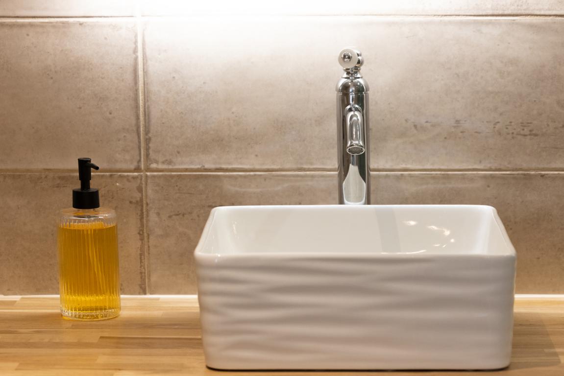 matériaux naturels dans une salle de bain Almaya Boutique Hotels