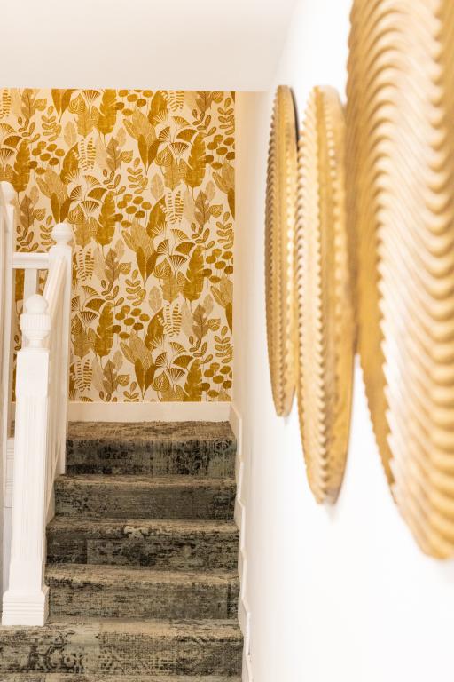 Sourire au soleil, symbole de l’accueil sincère et bienveillant d’Almaya Boutique Hotels